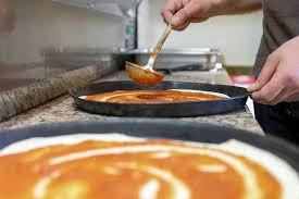 Pizza mit Tomatenboden vorbereiten